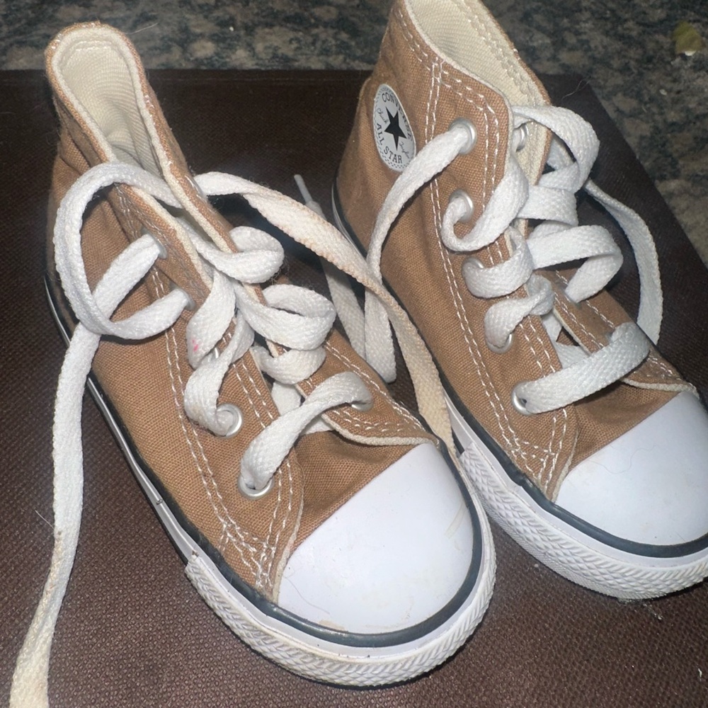 tan Converse toddler size 7
